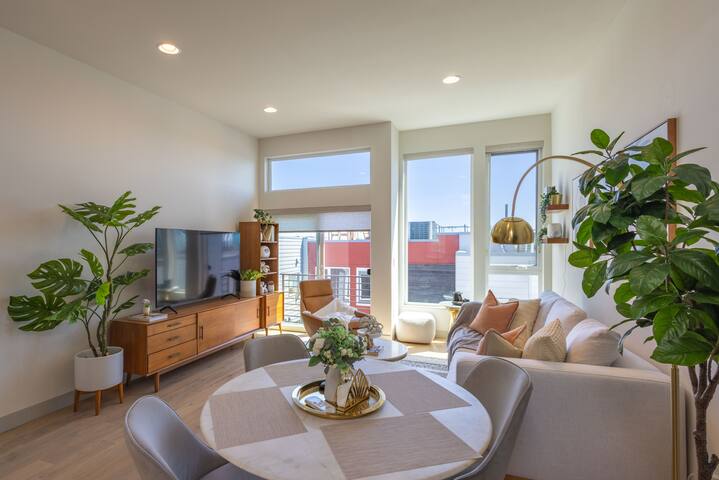 Space Needle Skyline Views | Luxury Queen Anne Gem gallery image 4