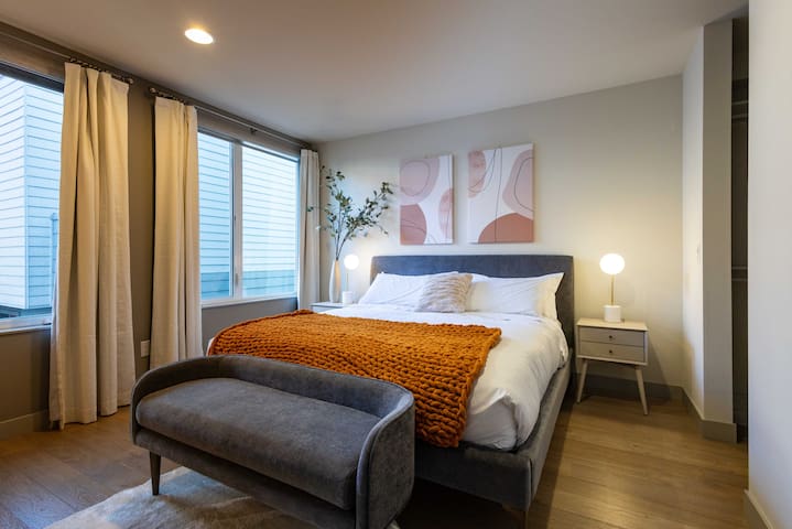 Space Needle Skyline Views | Luxury Queen Anne Gem gallery image 3