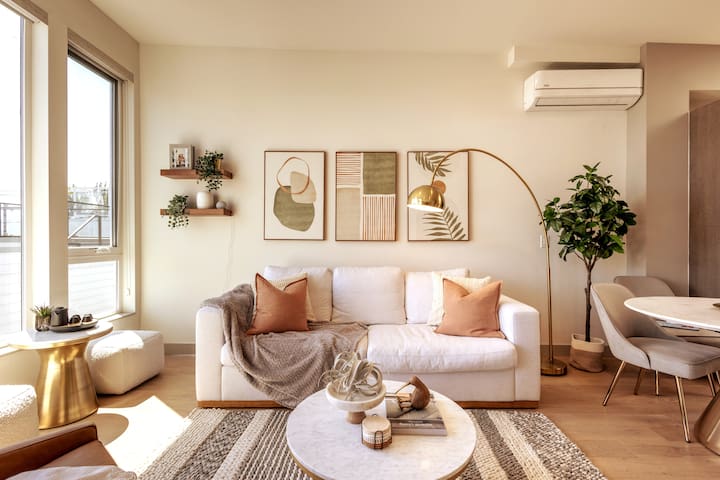 Space Needle Skyline Views | Luxury Queen Anne Gem gallery image 2