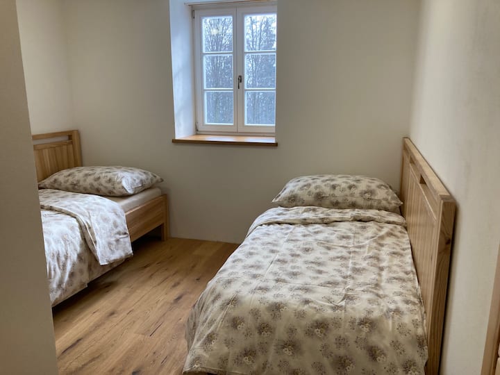 Ložnice 2 se dvěma lůžky a koupelnou. Tento pokoj nemá spací patro, pouze tato dvě oddělená lůžka.