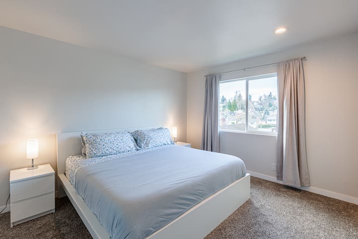 Luxurious 5 Bedroom Home with A/C & EV Charger gallery image 3