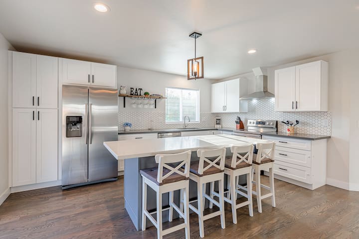 Luxurious 5 Bedroom Home with A/C & EV Charger