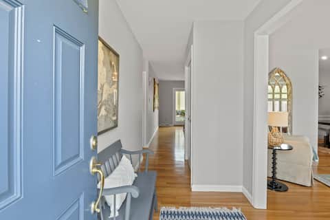 Successful Airbnb property: Sun filled home ready for you to enjoy! in East Harwich