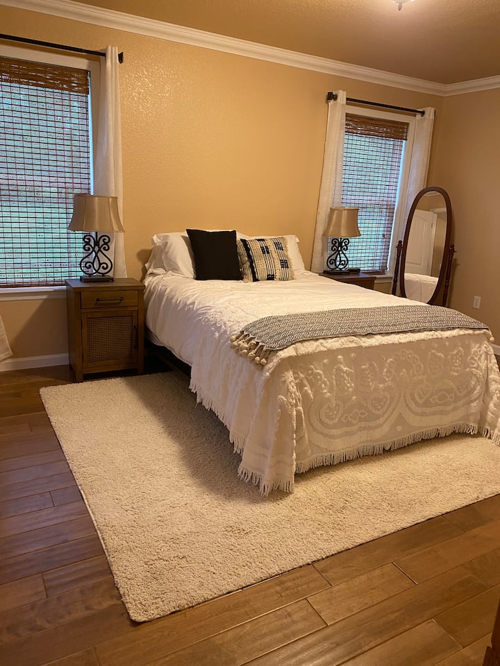 ห้องนอนใหญ่เตียงควีนไซส์