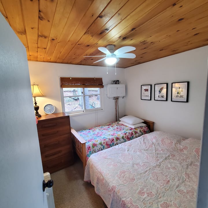 Spavaća soba br. 1 (bračni krevet (širine 150-179 cm) i krevet za