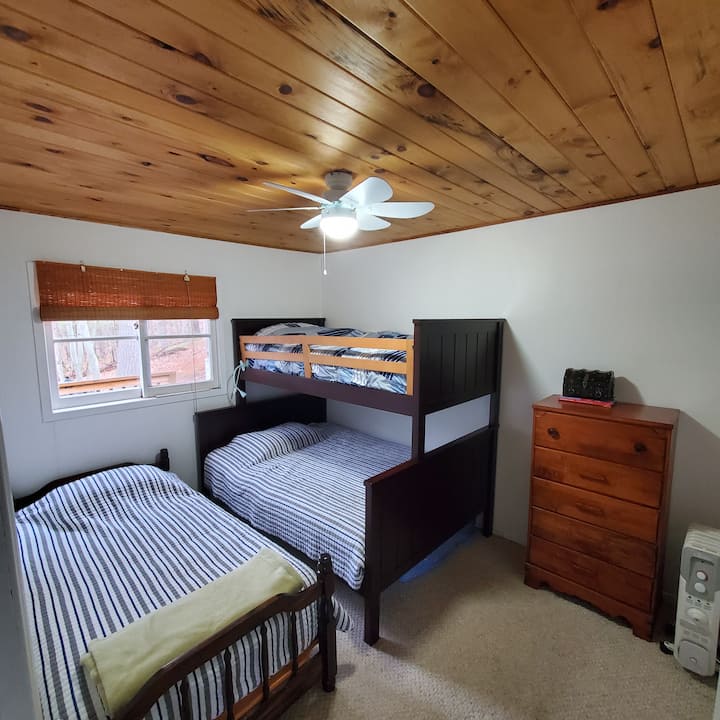 Spavaća soba br. 2 (bračni krevet i 2 kreveta za jednu osobu) 