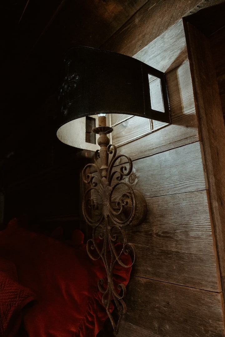 هذا سرير مصنوع حسب الطلب للملوك. سقف من خشب الحظيرة وشمعدانات جدارية فريدة حقًا مع مروحة فوق السرير لإبقائك مسترخيًا تمامًا - ولوح قدم مصنوع من الأشجار المحلية. وفراش من الخيزران مع ملاءات القطن المصري - أحلام سعيدة مضمونة.  