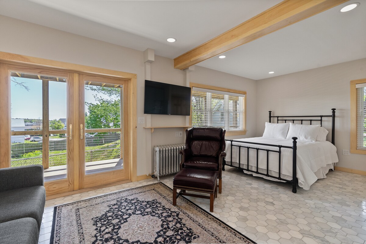 هذا هو الطابق الأرضي، غرفة نوم "كي ويست" التي تحتوي على مدخل سطح خاص وحمام رئيسي ومطبخ صغير ومحطة قهوة وثلاجة تحت الطاولة.  بالإضافة إلى ذلك، تحتوي الغرفة على تلفزيون عالي الوضوح وأريكة للنوم.