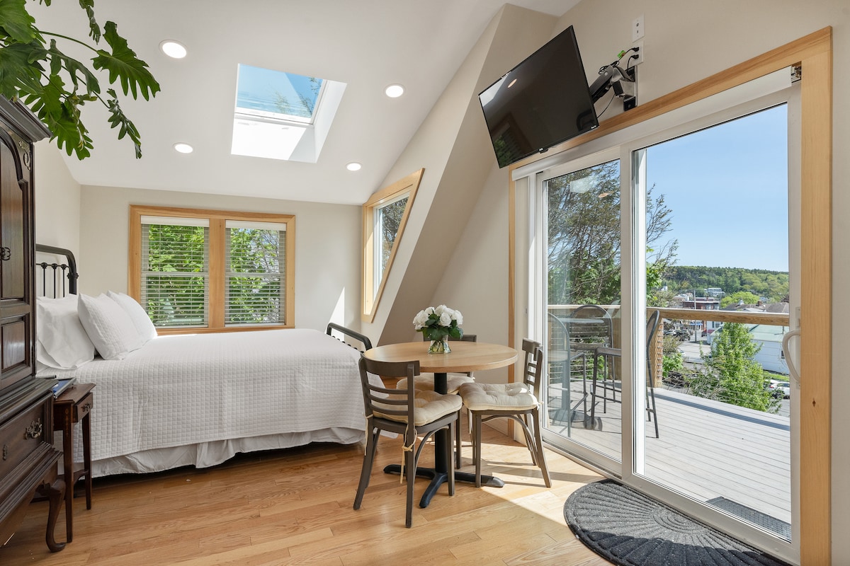 تتميز غرفة البنتهاوس بإطلالات على الميناء من السطح، والكثير من المناور، وحمام رئيسي خاص، ومطبخ صغير، وأريكة نوم كاملة.