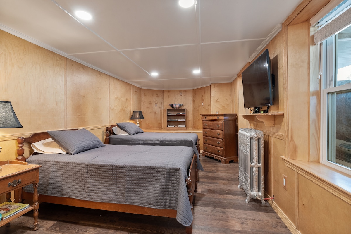 هذه غرفتنا التوأم في الطابق الأرضي، 