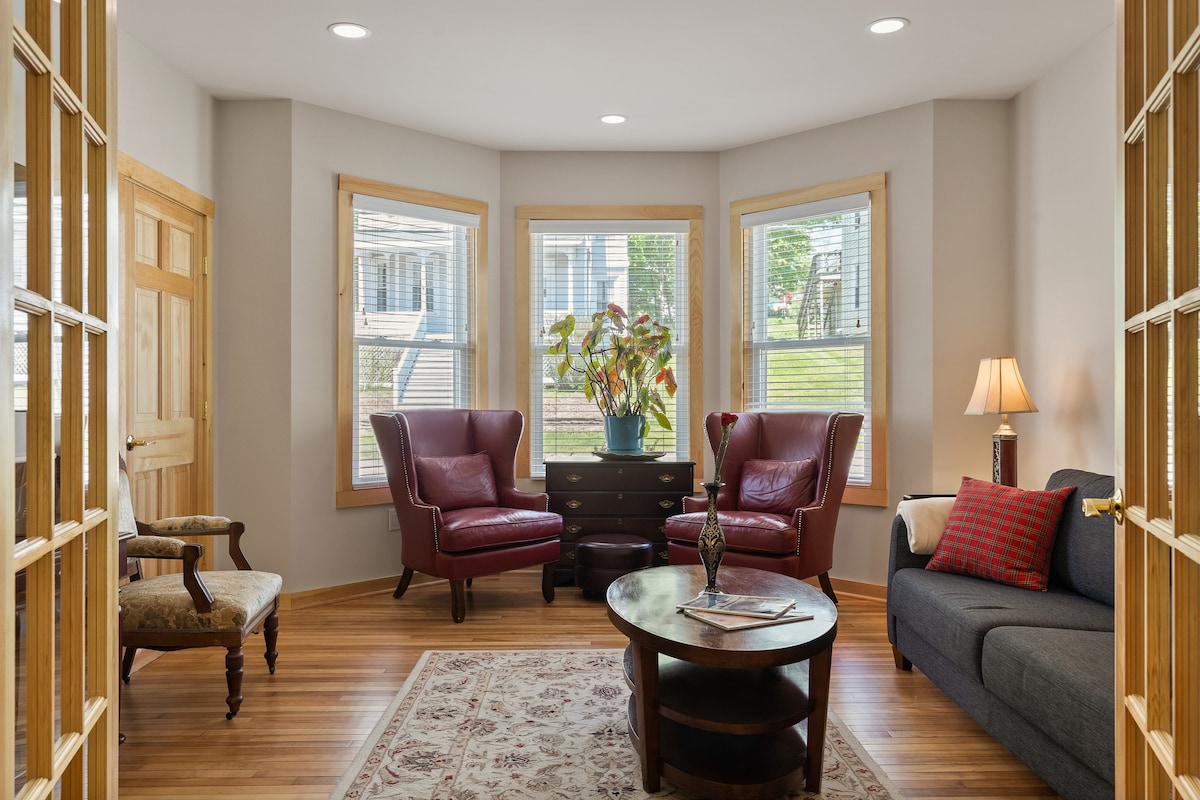 هذه هي غرفة المعيشة في الطابق الأول وغرفة النوم الإضافية.   يتميز بسرير أريكة نوم بحجم كبير بالإضافة إلى تلفزيون بشاشة مسطحة بحجم 65 بوصة OLED 2023 LG وخزانة كبيرة.