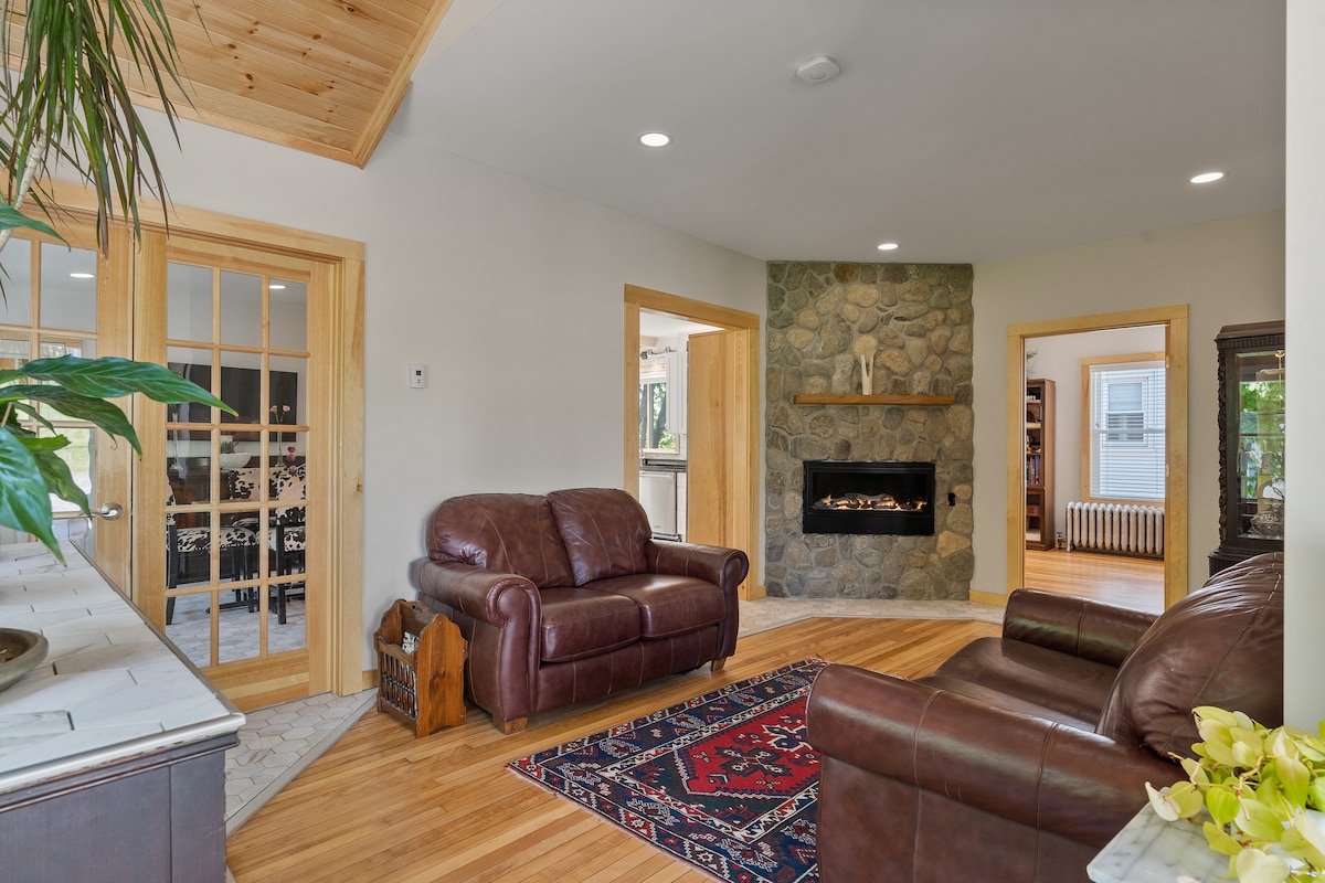 هذه هي غرفة الجلوس في الطابق الرئيسي والمدفأة.