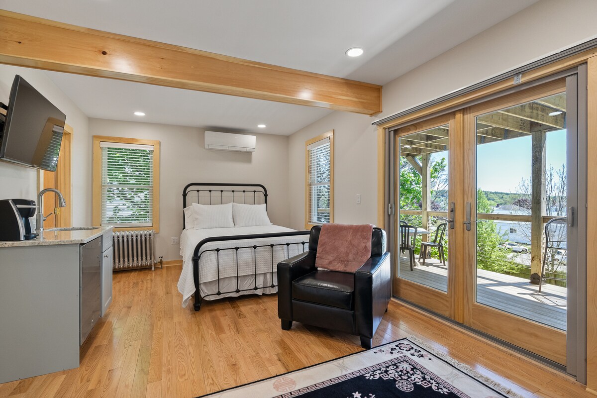 هذه واحدة من 3 غرف نوم رئيسية لدينا مع مدخل خاص على سطح السفينة ومطبخ صغير وحمام كامل وخزانة كبيرة وأريكة نوم كاملة.