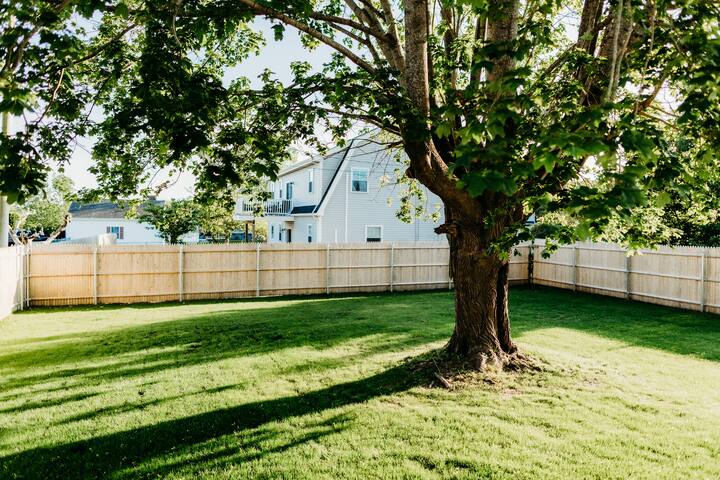 Spacious Newport Home • Yard + Firepit • Parking gallery image 2