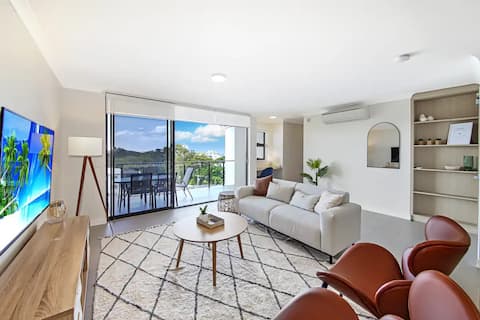 Coastal 3BR Opposite Shops, Near Beach w/ Car Park