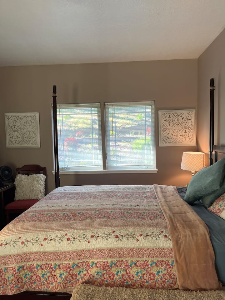 Chumba cha 2 cha kulala chenye bafu kubwa la kujitegemea na bafu Nyumba hii yote iko kwenye kiwango kimoja ikiwa ni pamoja na vyumba vyote vya kulala 