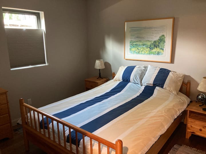 ห้องนอนหลัก - เตียงควีนไซส์