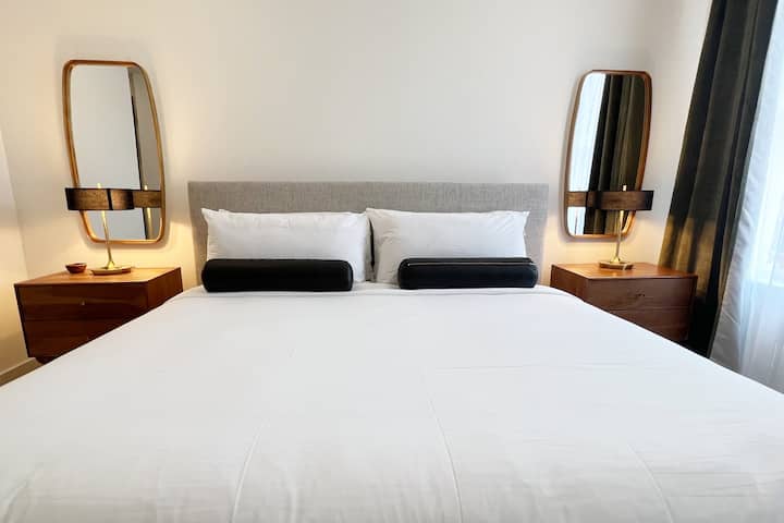 King bed w/ high end Centium Satin linens