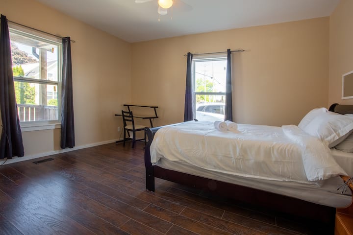 主楼层卧室自然光线充足，配有一张标准双人床。