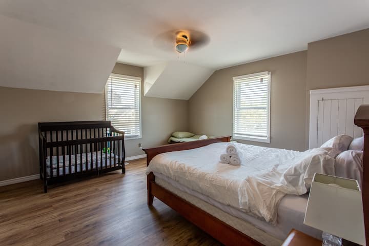 一张宽敞的加大双人床，配有婴儿床和折叠单人床！