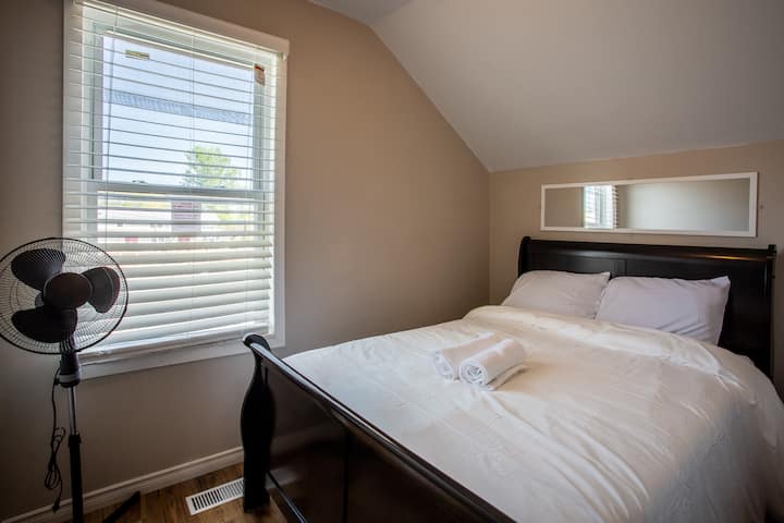 楼上卧室配有一张双人床，另一扇朝东方的窗户！