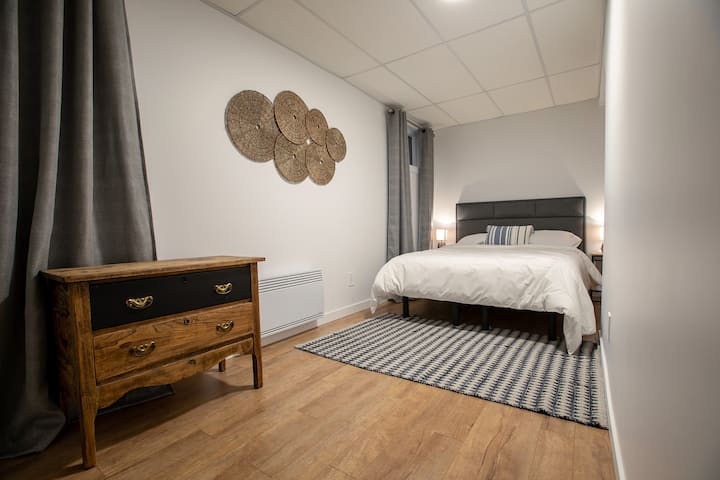 Bedroom 3: queen bed, high end mattress mattress and bamboo bedding. Baby cot.