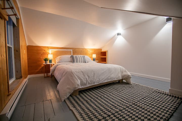 Bedroom 1: queen bed, high end mattress mattress and bamboo bedding. Dream far and wide!