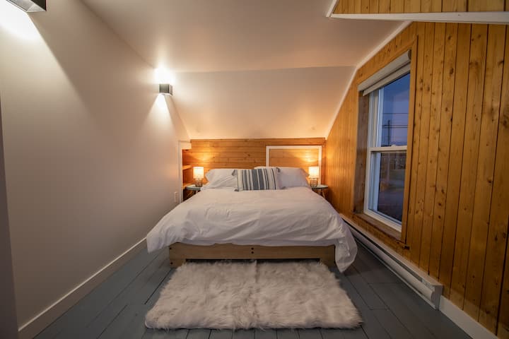 Bedroom 2: Double bed, high-end mattresses and bamboo bedding.