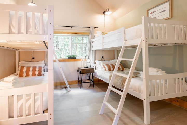 Perfecto para familias o grupos, este luminoso dormitorio cuenta con dos literas resistentes para disfrutar de una estancia divertida y cómoda. Diseñada cuidadosamente y con mucho espacio, es ideal para niños o amigos que viajan juntos.