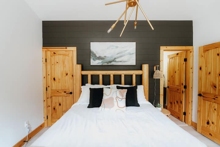 Despierta en una habitación luminosa y elegante con una acogedora cama tamaño queen y una decoración rústica y moderna, perfecta para una estadía relajante. Ideal para parejas o grupos de viajeros que buscan comodidad, este acogedor espacio ofrece un refugio tranquilo en una ubicación privilegiada.