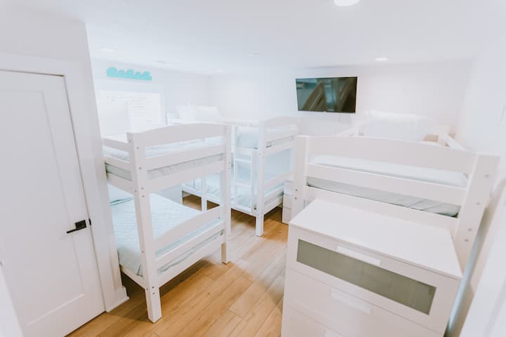 ห้องนอนสองชั้น 3 เตียงรวม 6 เตียง