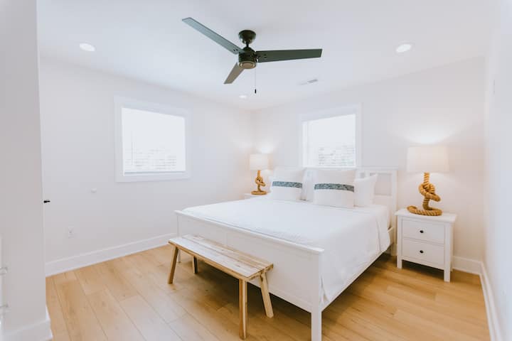 ห้องนอนหลัก - เตียงคิงไซส์