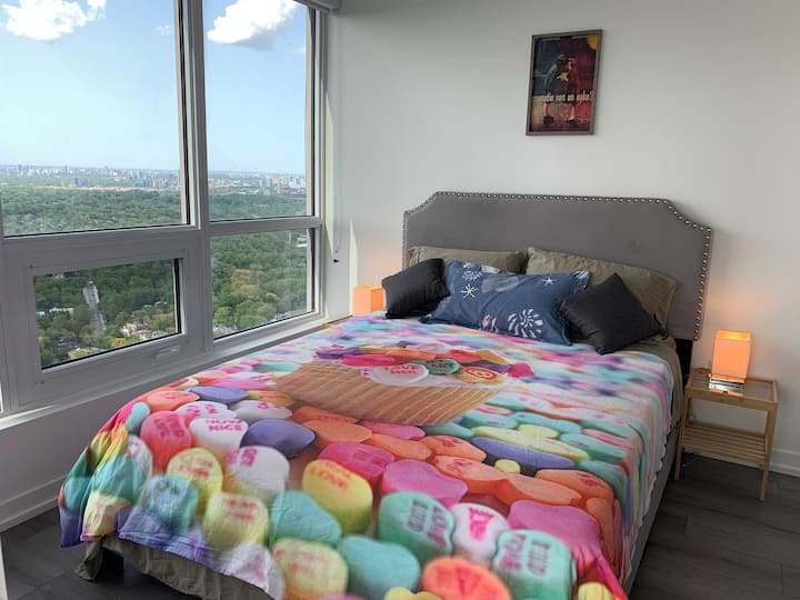 chambre principale avec lit queen