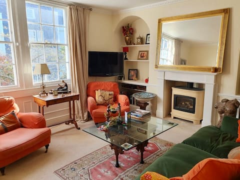 Popular Airbnb listing: Romantic & stylish whole house, pretty walled gdn in Bathampton