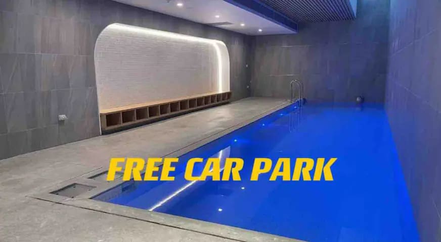 Spacious Central Box Hill/Private balcony / Car