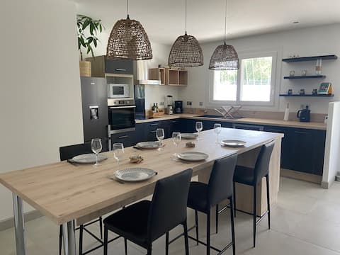 House near beach and forest with jacuzzi – garden