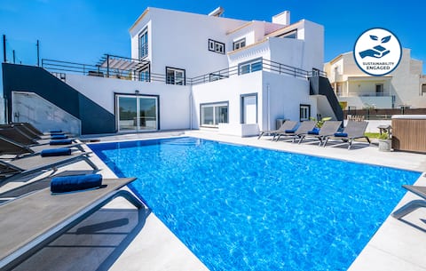 Spacious Villa: Jacuzzi, Cinema & Heatable Pool