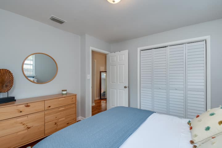 Queen size bed, super comfy bed and pillows, smart TV.  What more could you ask for?