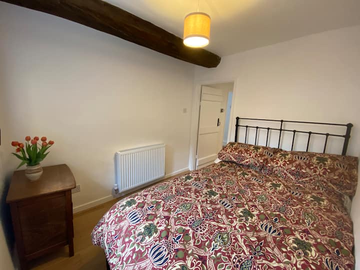 ห้องนอนที่ 2 พร้อมเตียงควีนไซส์เหล็กดัดและเครื่องนอน Morris & Co 