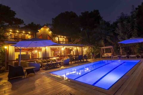 Very Special Villa-Pool, Garden, Sauna, 6 Bedroom!