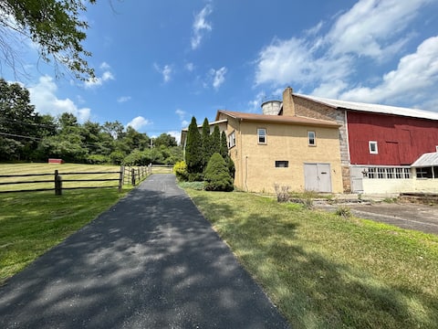 Farm House Oasis - Bucolic Serenity Modern Comfort