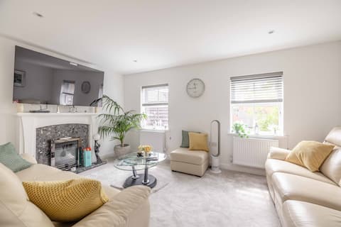 Stylish 3-Bed House in Langley|Drive - By Tempstay