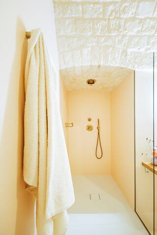 Lelou gallery image 2