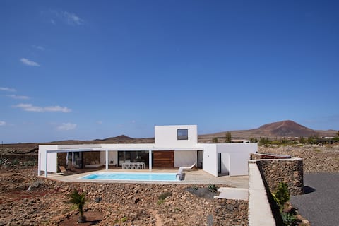 Ami Lajares -Heated pool-Volcano Views