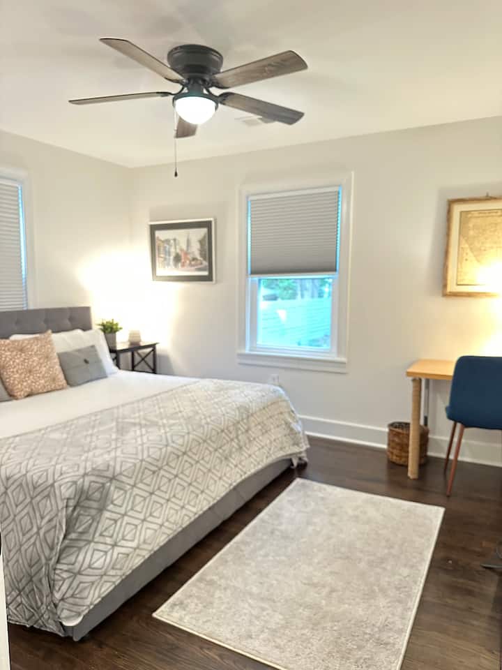 Lit King Size. Bureau dans la chambre