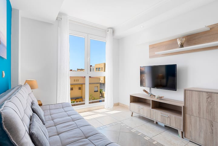 غرفة معيشة بسرير أريكة وتلفزيون