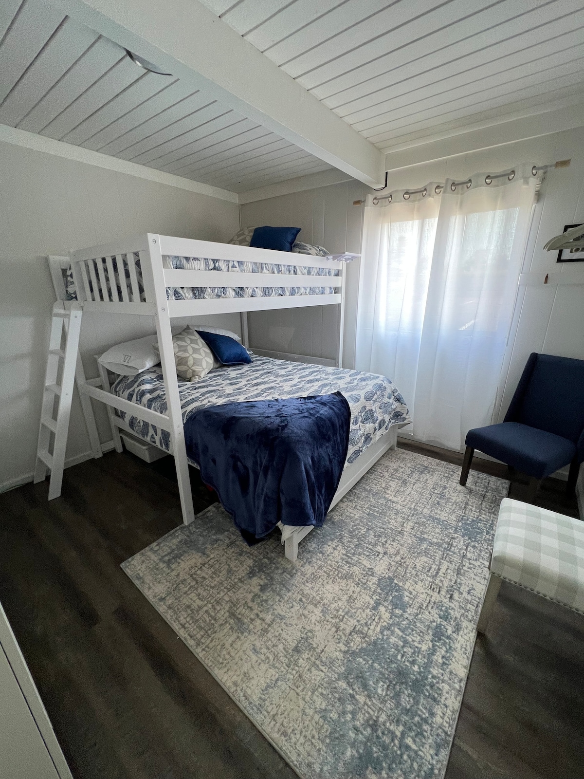 2nd Bedroom with Full and Queen Beds