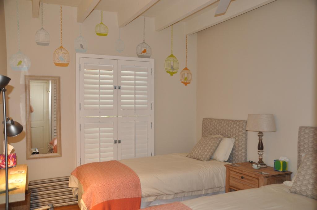 楼下3号卧室配有两张单人床