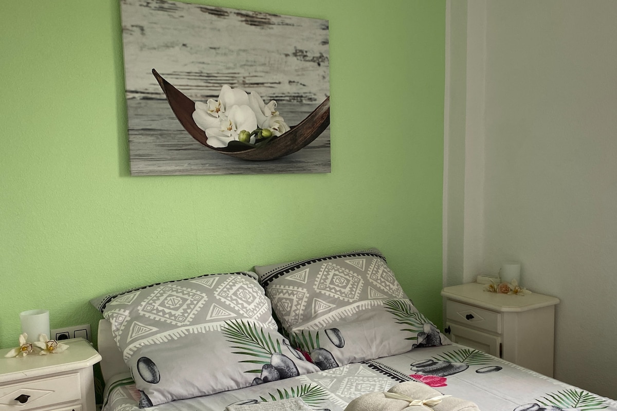 غرفة نوم على بعد دقيقتين
البيت الرئيسي في الطابق الأرضي 
1 سرير مزدوج 160 × 200 مع 
فرشتان منفردتان
طاولتان ليليتان، 
خزانة كبيرة، 
مرآة، مروحة متنقلة