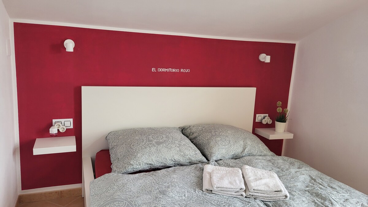 غرفة النوم 4 بورجوندي، الطابق الأول
1 سرير مزدوج 160 × 200 مع مرتبتين،
رف بجانب السرير، 
خزانة ملابس، 
مكيف هواء، مرايا